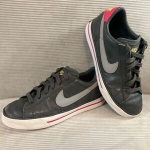 Women’s Nike Sweet Classic Leather Court Sneakers size 7 (dark gray)